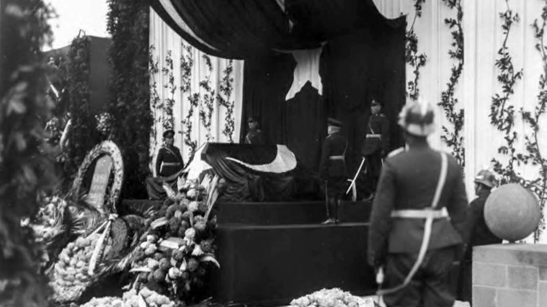 Arşivden çıkan kareler duygulandırdı: Atatürk’ün son yolculuğu adım adım görüntülendi 11